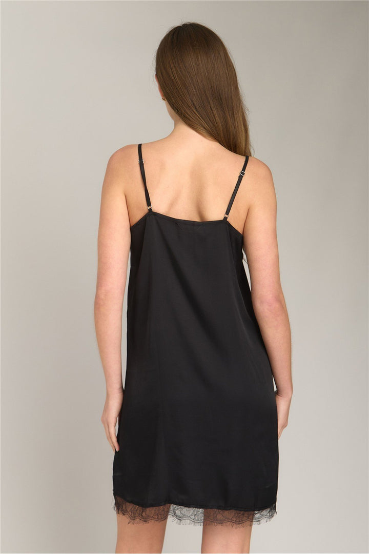 Lovely Things GERALDINE Robe de nuit courte à bretelles en satin - Noir