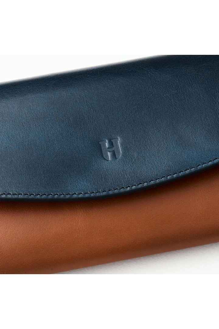 helmbrook Porte-cartes multi-baie Ashley en cuir pour femme avec fermeture à glissière protégée par RFID bleu marine et fauve
