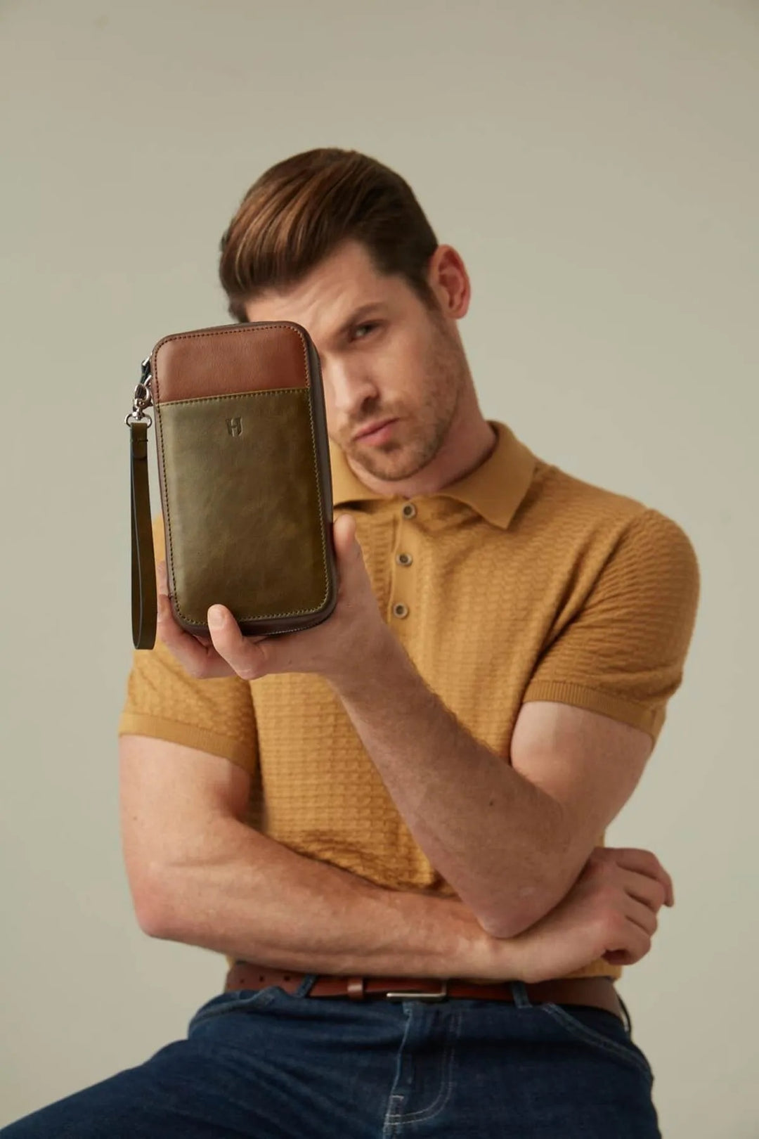 Helmbrook Sac à main en cuir véritable Bracelet Poche avant RFID Protégé Carlye Khaki Tan