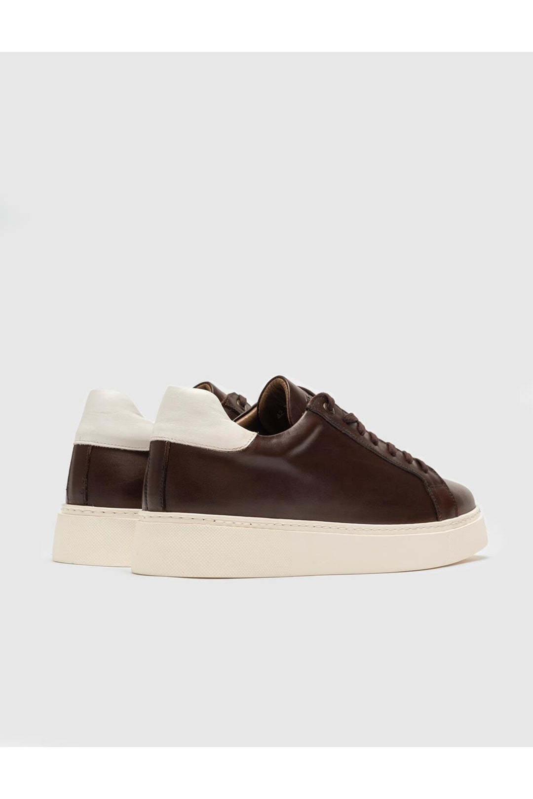 Cabani Shoes Chaussures de sport pour hommes en cuir véritable marron avec détails de couture sur les côtés et lacets. - Marron
