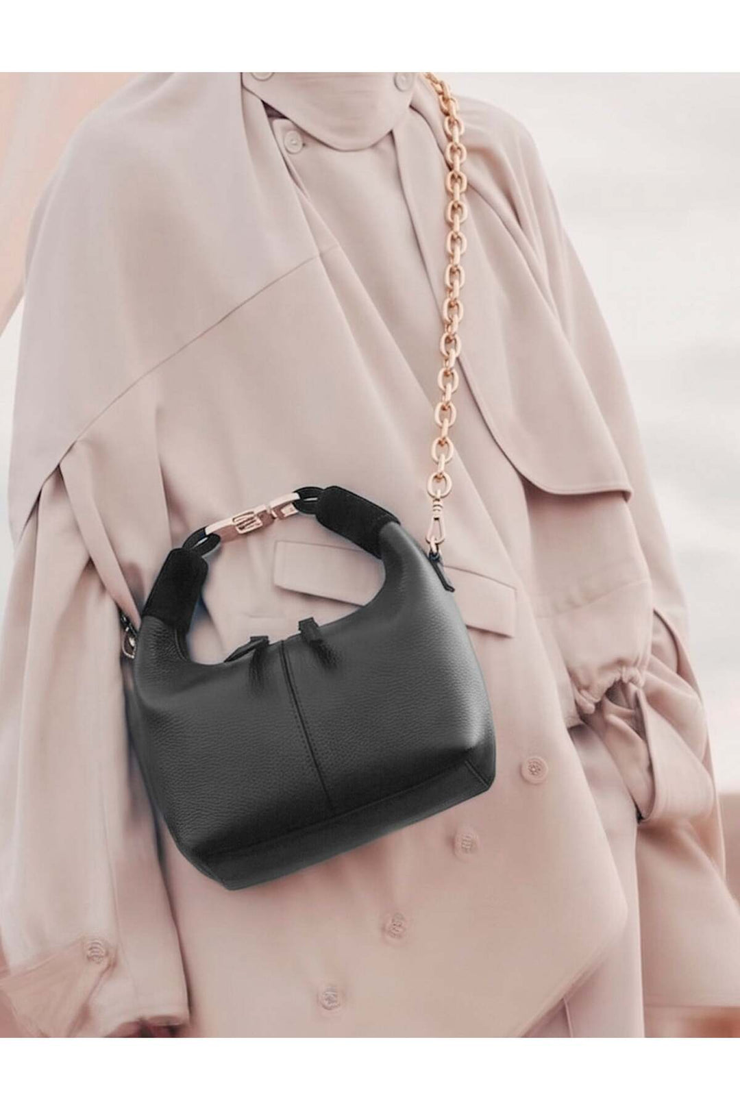 Cabani Shoes Sac en cuir véritable noir avec détails en chaîne dorée pour femme, à porter à l'épaule ou en bandoulière. - Noir
