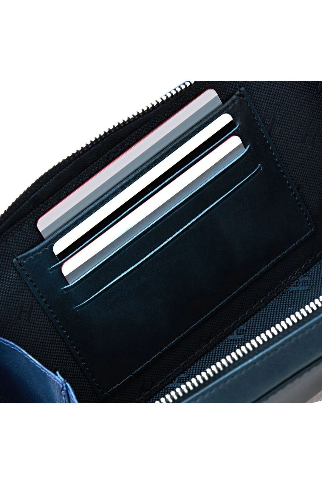 helmbrook Sac à main en cuir véritable Bracelet Poche avant RFID Blindé Carlye Bleu Marine
