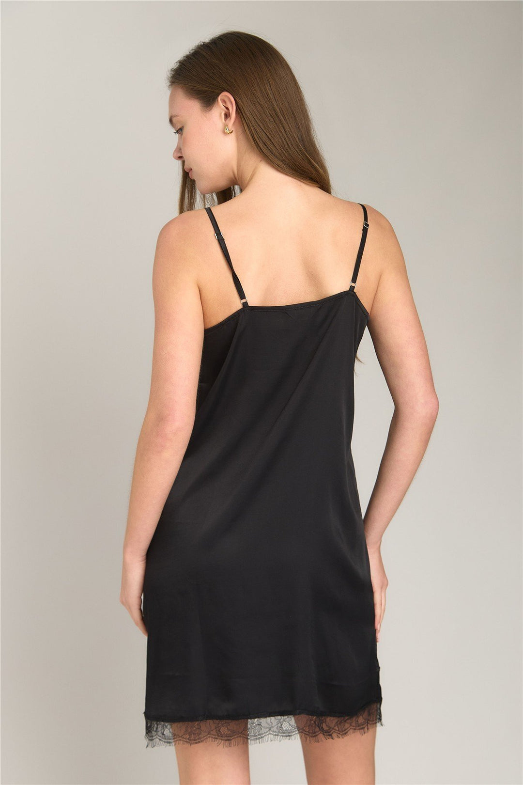 Lovely Things GERALDINE Robe de nuit courte à bretelles en satin - Noir