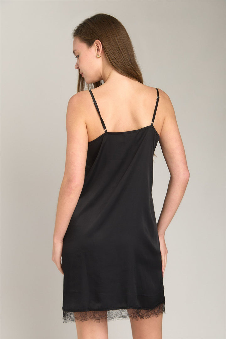 Lovely Things GERALDINE Robe de nuit courte à bretelles en satin - Noir