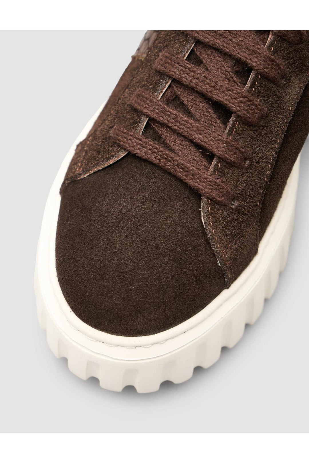 Cabani Shoes Baskets femme en croco marron avec lacets en suède - Marron