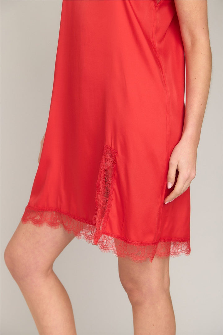 Lovely Things Chemise de nuit courte GERALDINE avec sangle en corde de satin - Rouge