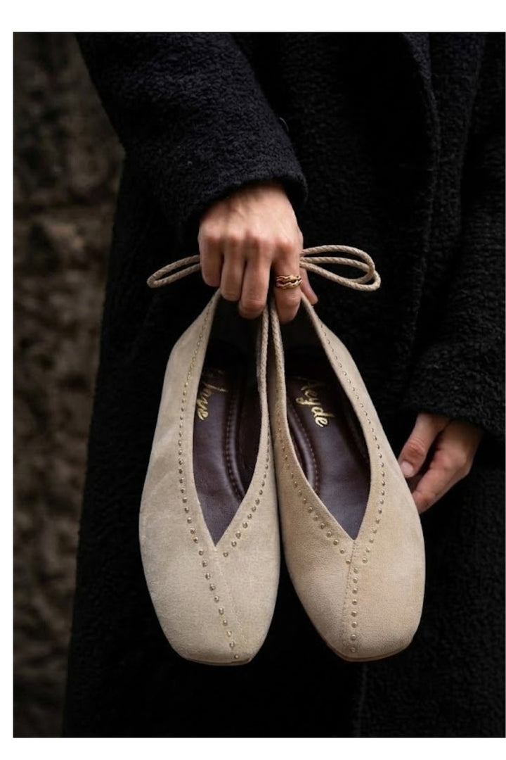 Wavelys VANESA Ballerines en cuir suédé véritable à semelle confortable avec détails cloutés - Beige