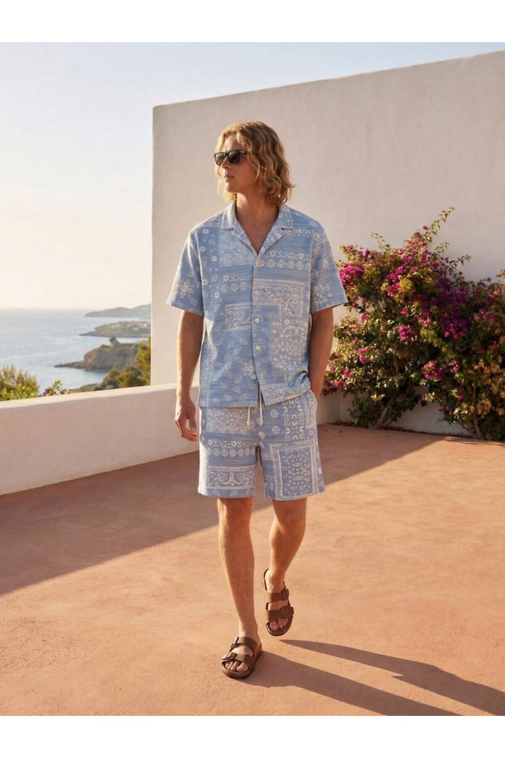 LTB Chemise à col cubain à manches courtes en bleu clair à motifs de foulard. - Multicolore