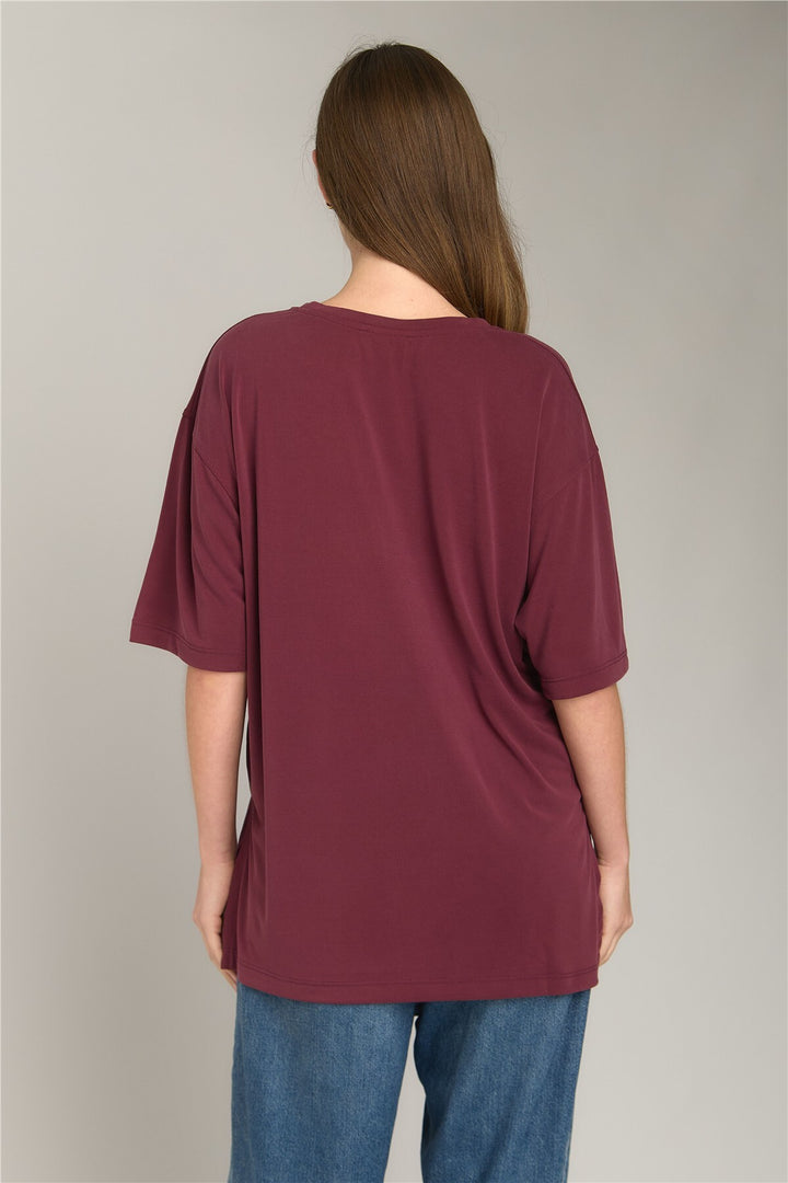 Lovely Things ARIANA T-shirt à fente Oversize Vêtements de dessus Haut de pyjama - Bordeaux