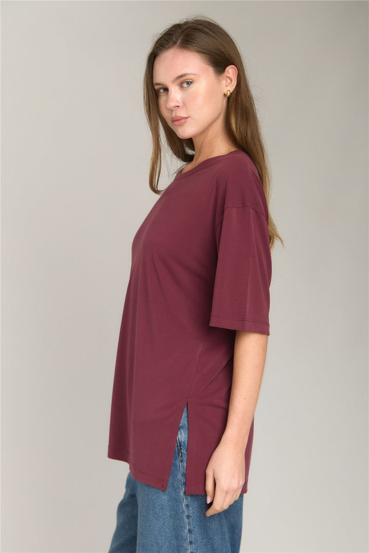 Lovely Things ARIANA T-shirt à fente Oversize Vêtements de dessus Haut de pyjama - Bordeaux