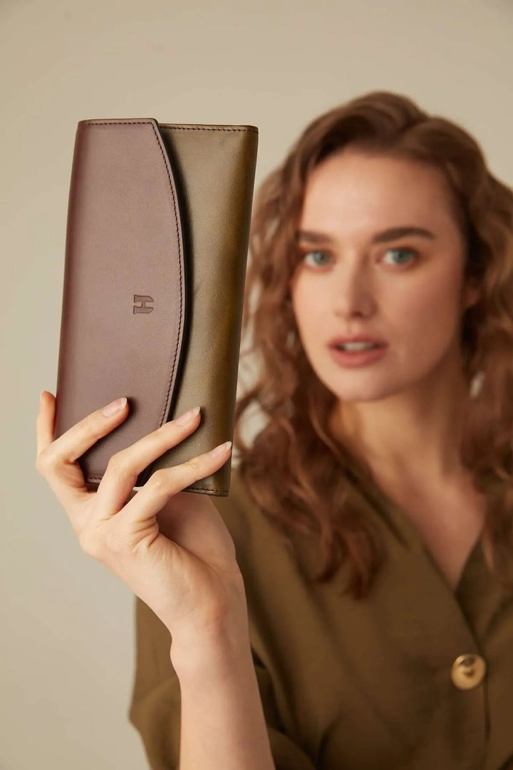 helmbrook Porte-cartes à compartiments multiples Ashley en cuir pour femme avec fermeture à glissière protégée par RFID, marron, kaki