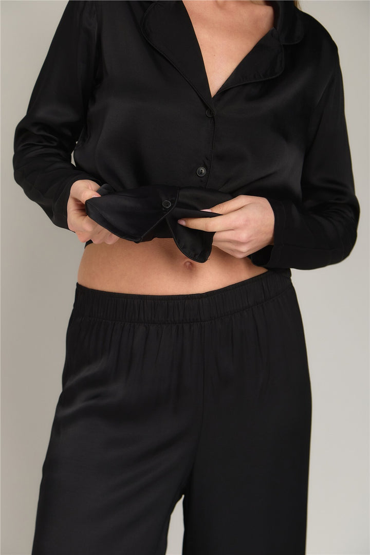 Lovely Things GERALDINE Ensemble de Pyjama en Satin avec Chemise à Manches Longues et Pantalon - Noir
