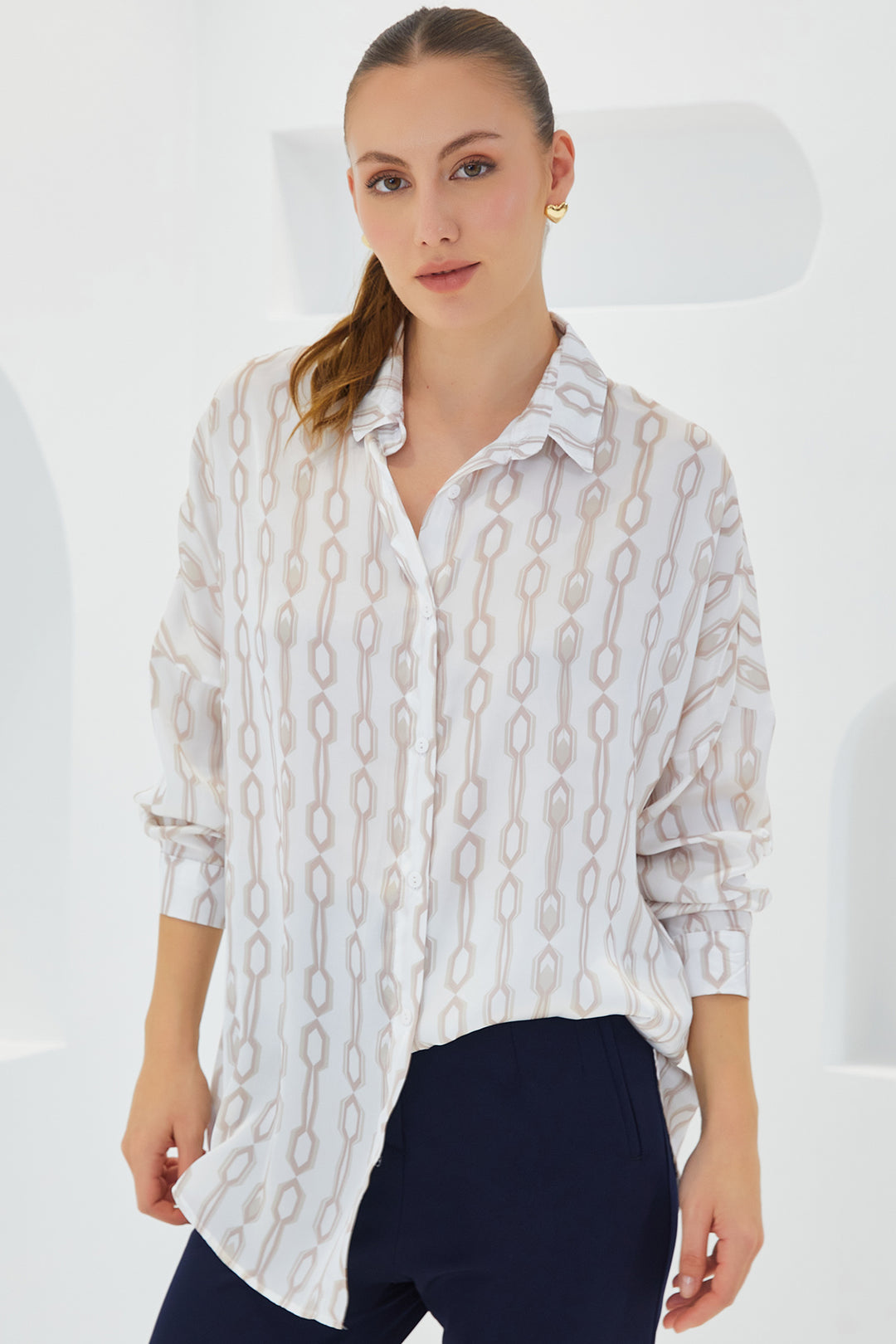 Bigdart Chemise en satin oversize beige et blanc à motifs pour femme 3985