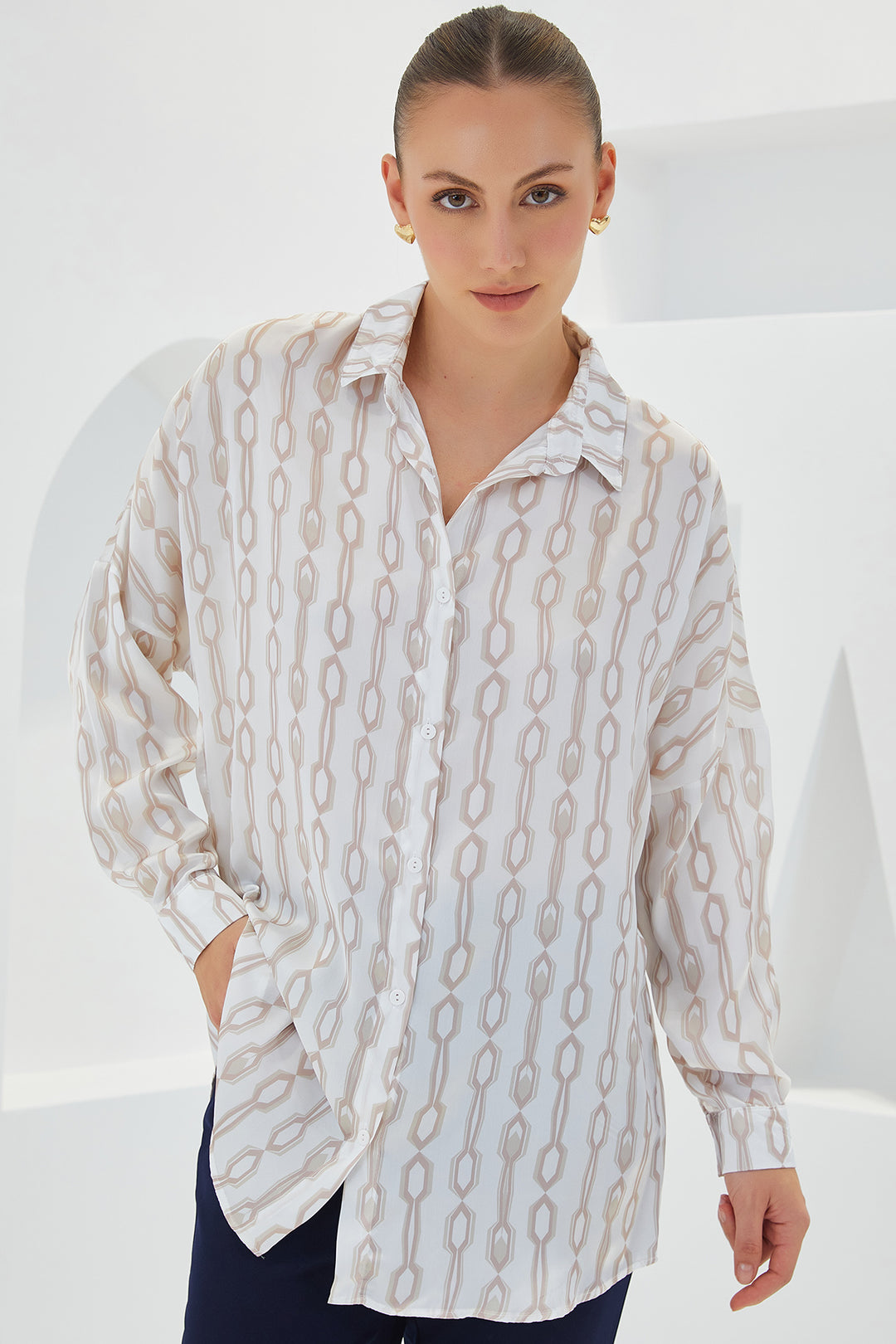 Bigdart Chemise en satin oversize beige et blanc à motifs pour femme 3985