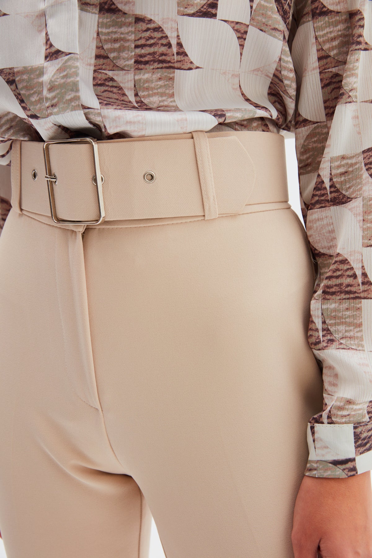 sateen pantalon avec ceinture - beige