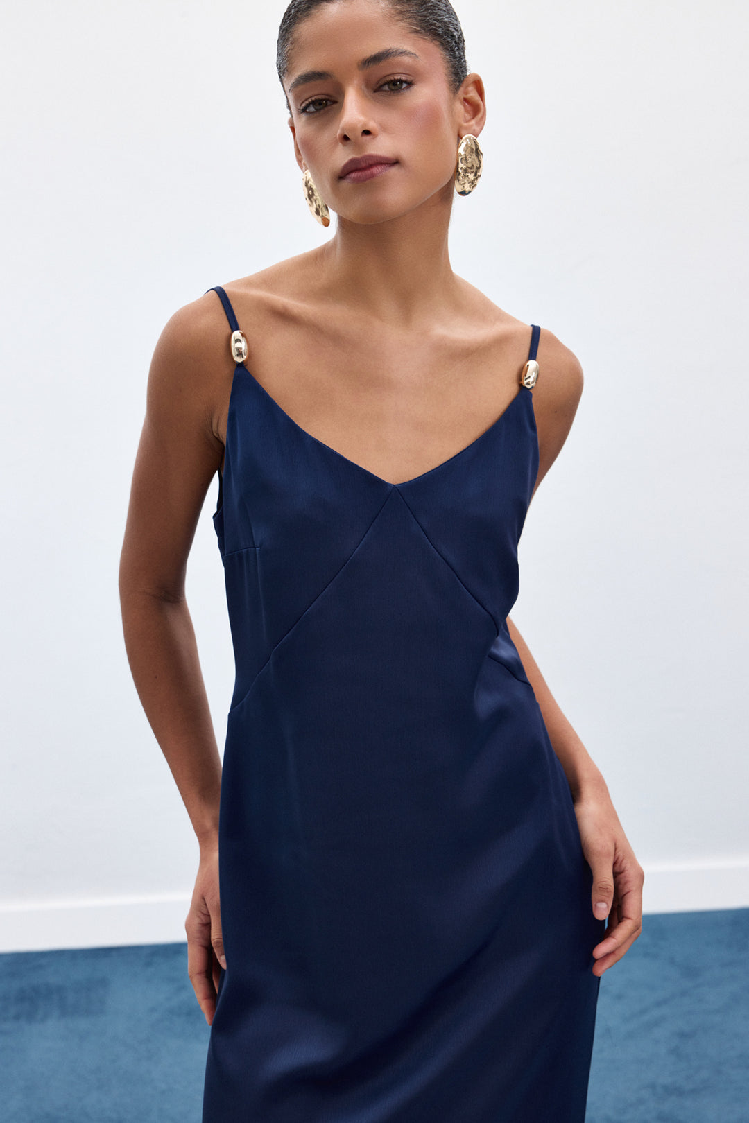Sateen Robe Satinée à Bretelles avec Détails Accessoires - Bleu marine