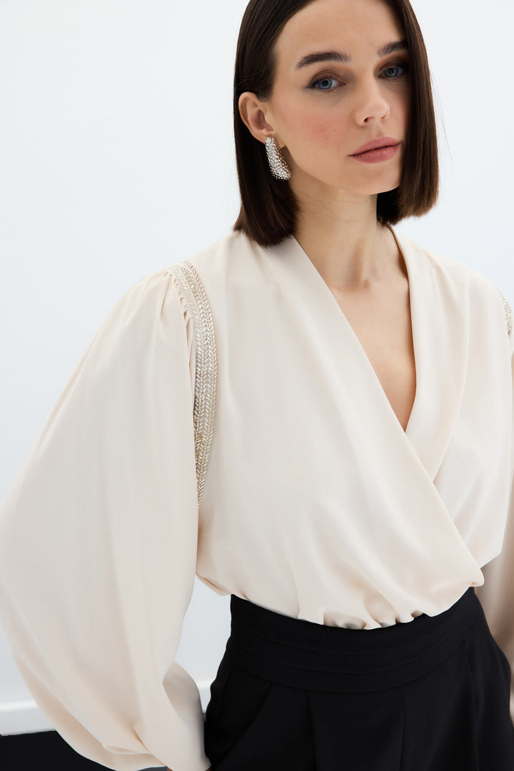 Sateen Blouse Bodysuit avec Détails Accessoires - Beige