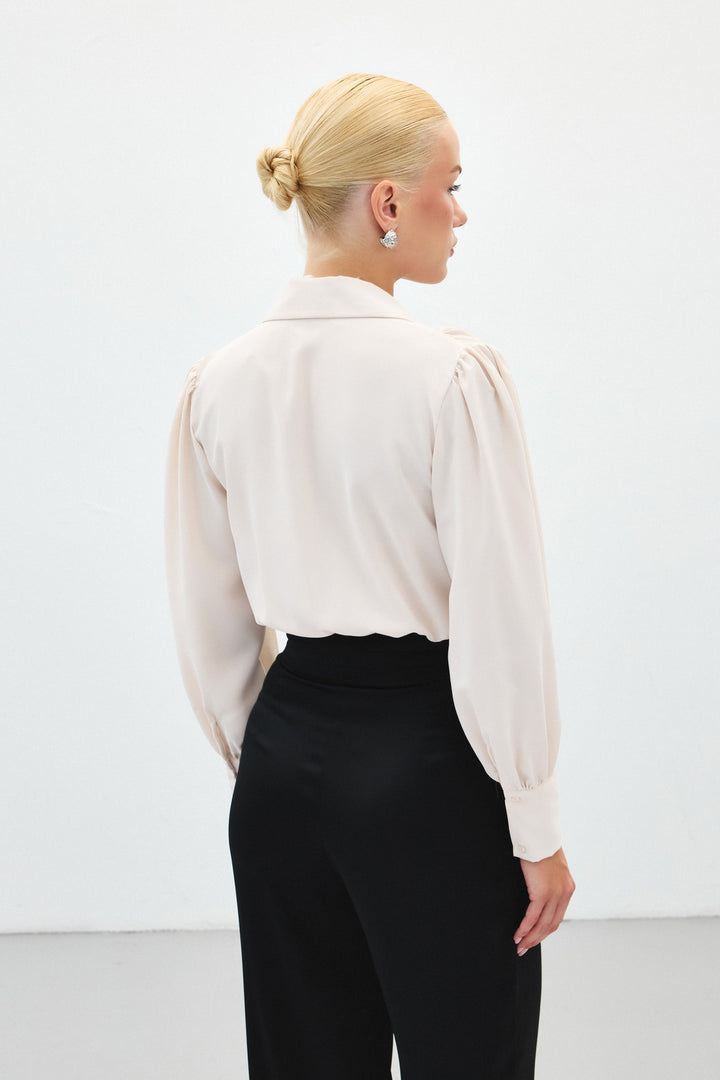 Sateen Blouse body avec détails d'accessoires - Beige