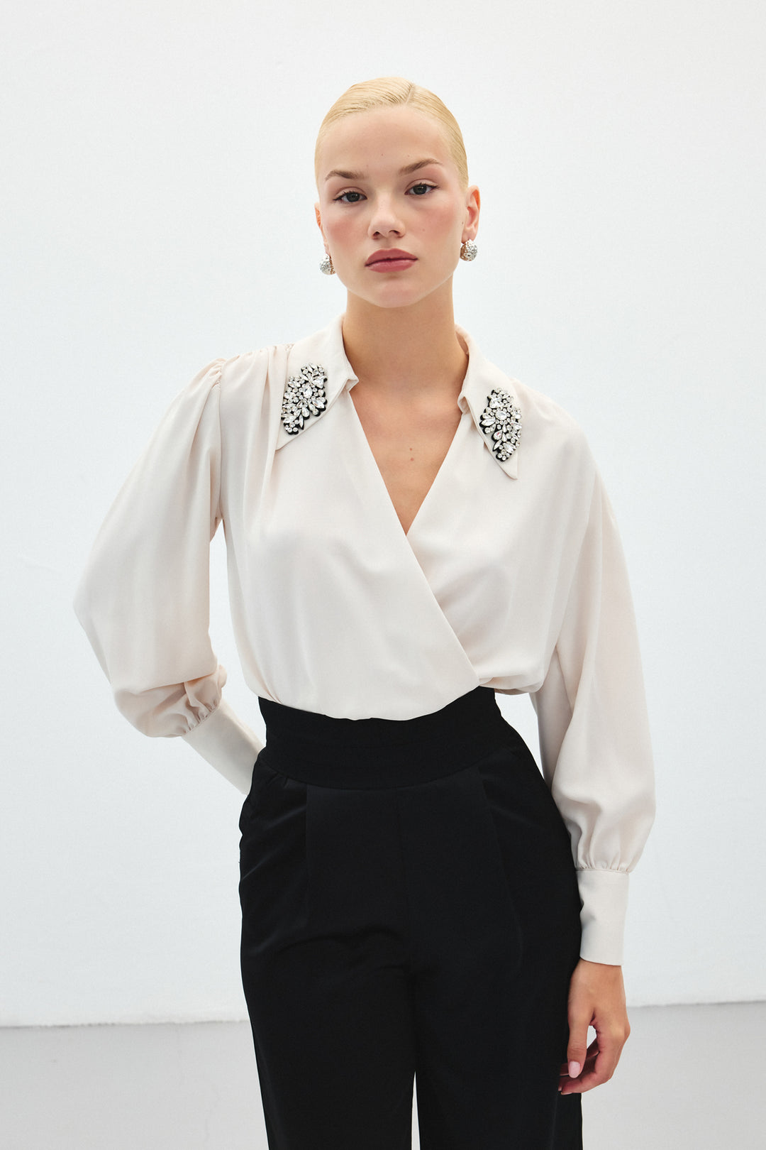 Sateen Blouse body avec détails d'accessoires - Beige