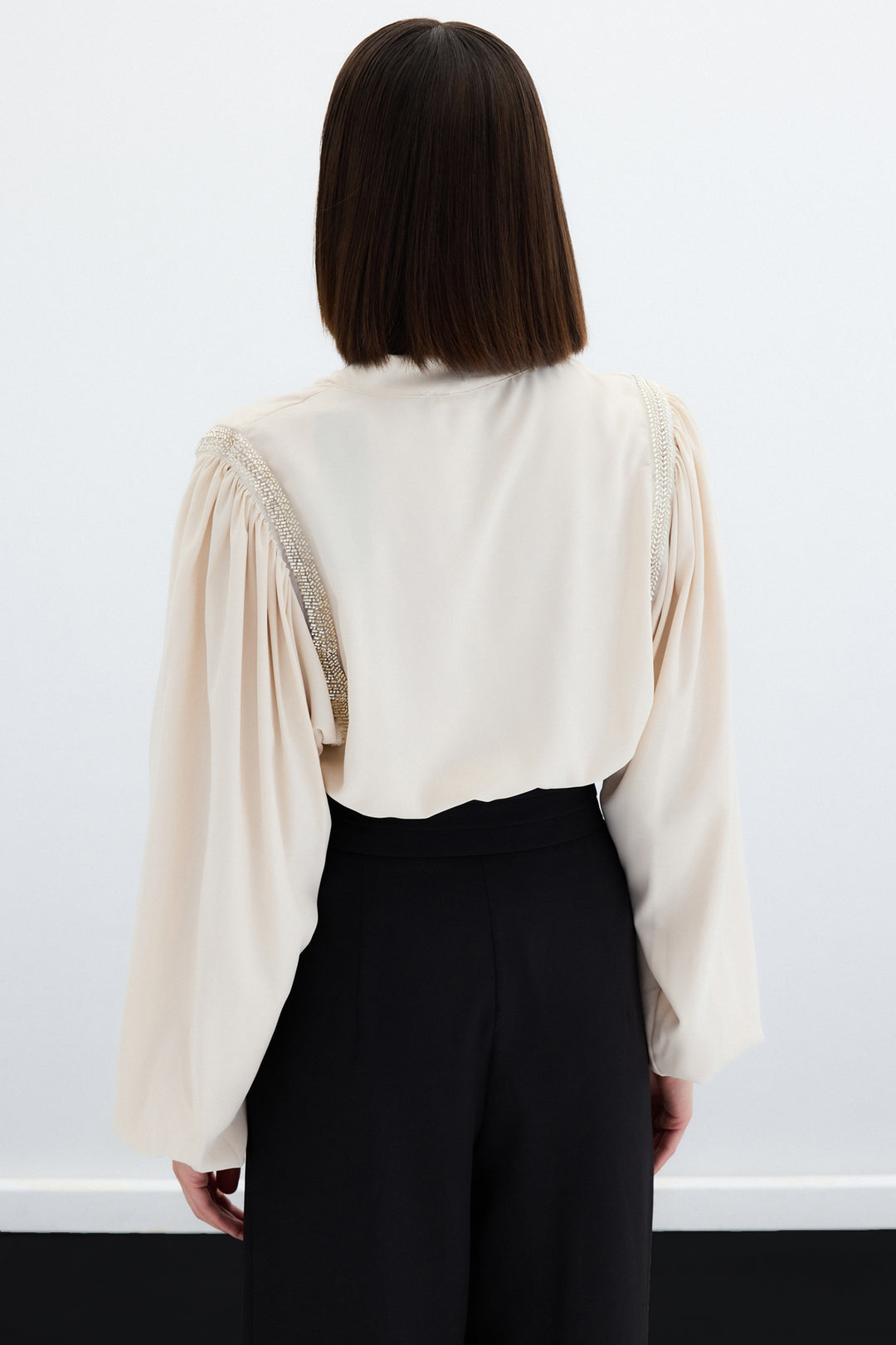 Sateen Blouse Bodysuit avec Détails Accessoires - Beige