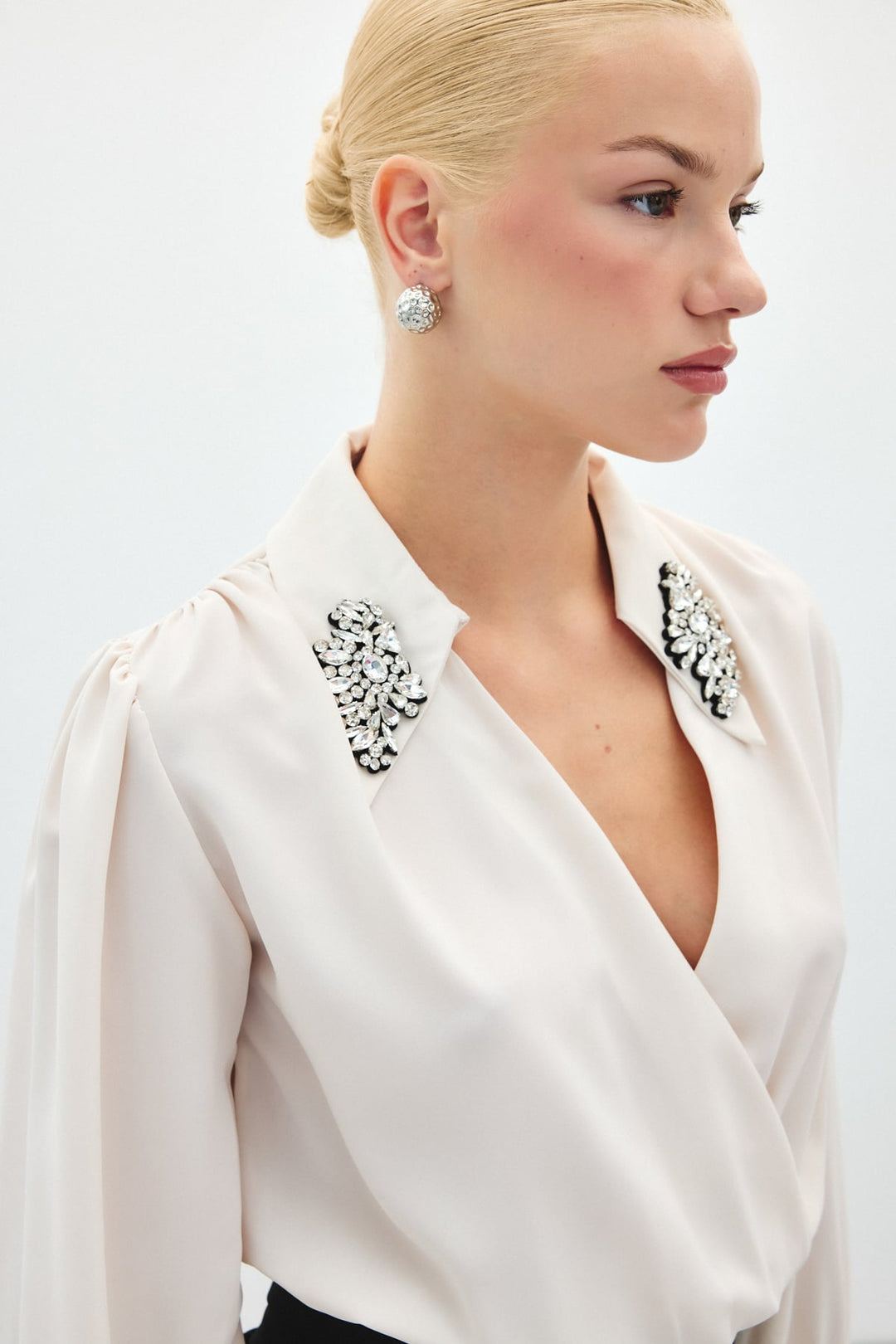 Sateen Blouse body avec détails d'accessoires - Beige