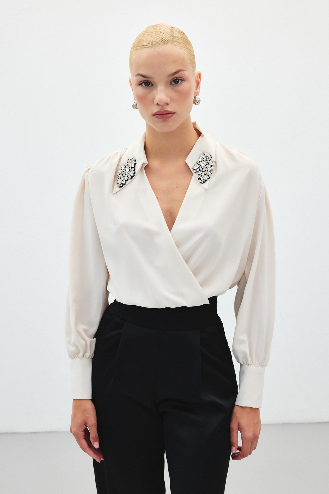 Sateen Blouse body avec détails d'accessoires - Beige