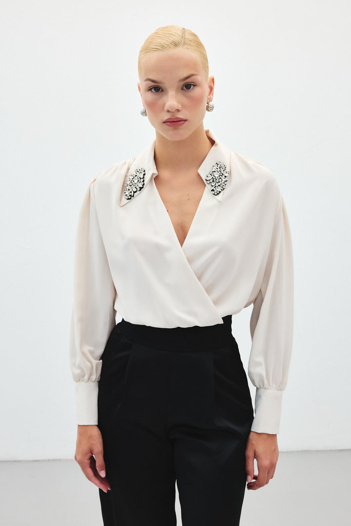 Sateen Blouse body avec détails d'accessoires - Beige