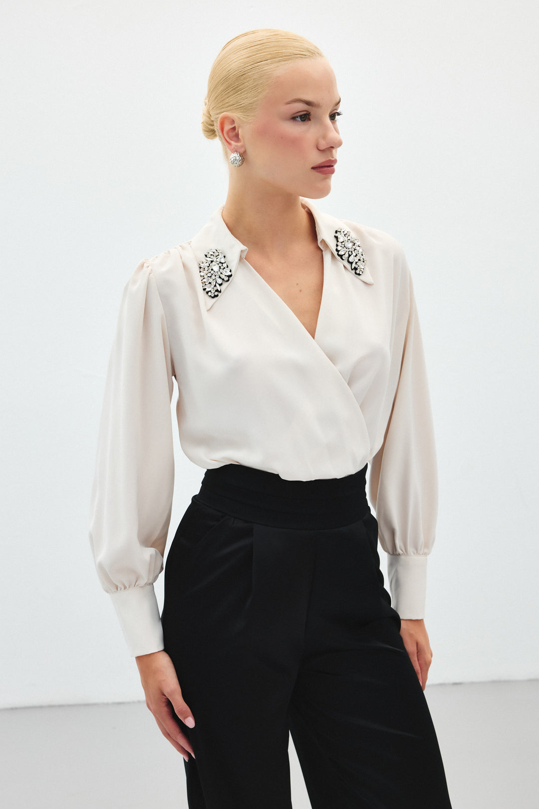 Sateen Blouse body avec détails d'accessoires - Beige