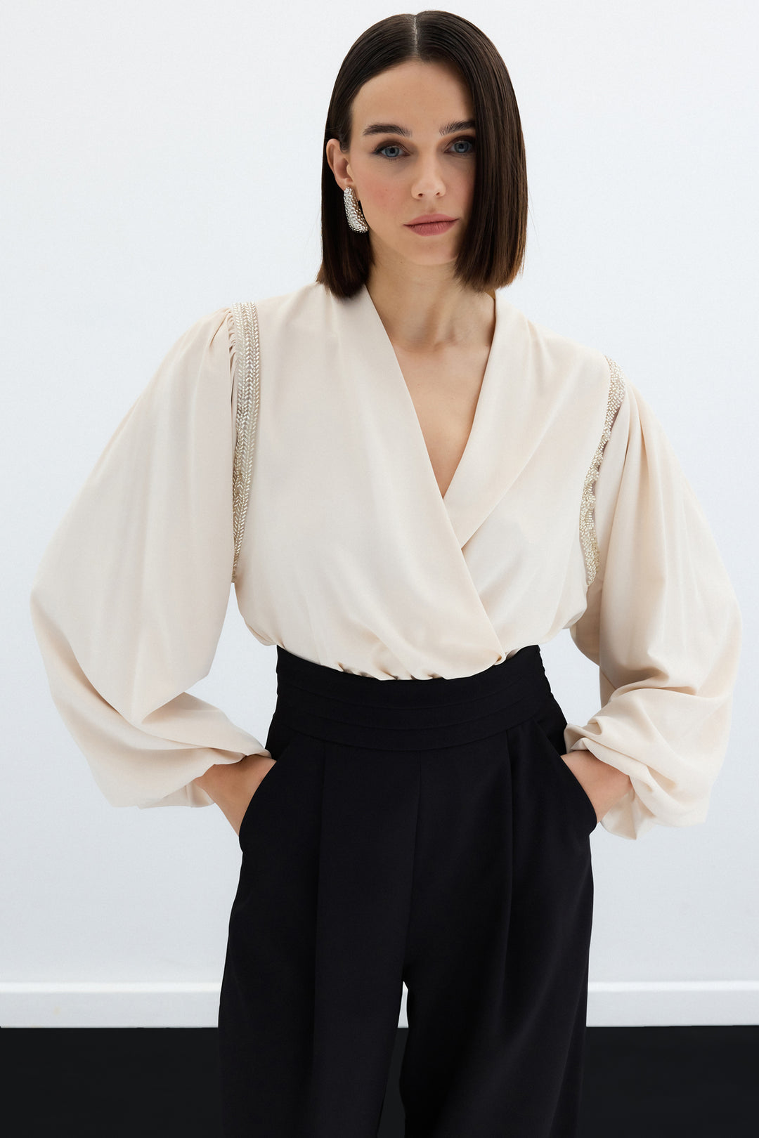 Sateen Blouse Bodysuit avec Détails Accessoires - Beige