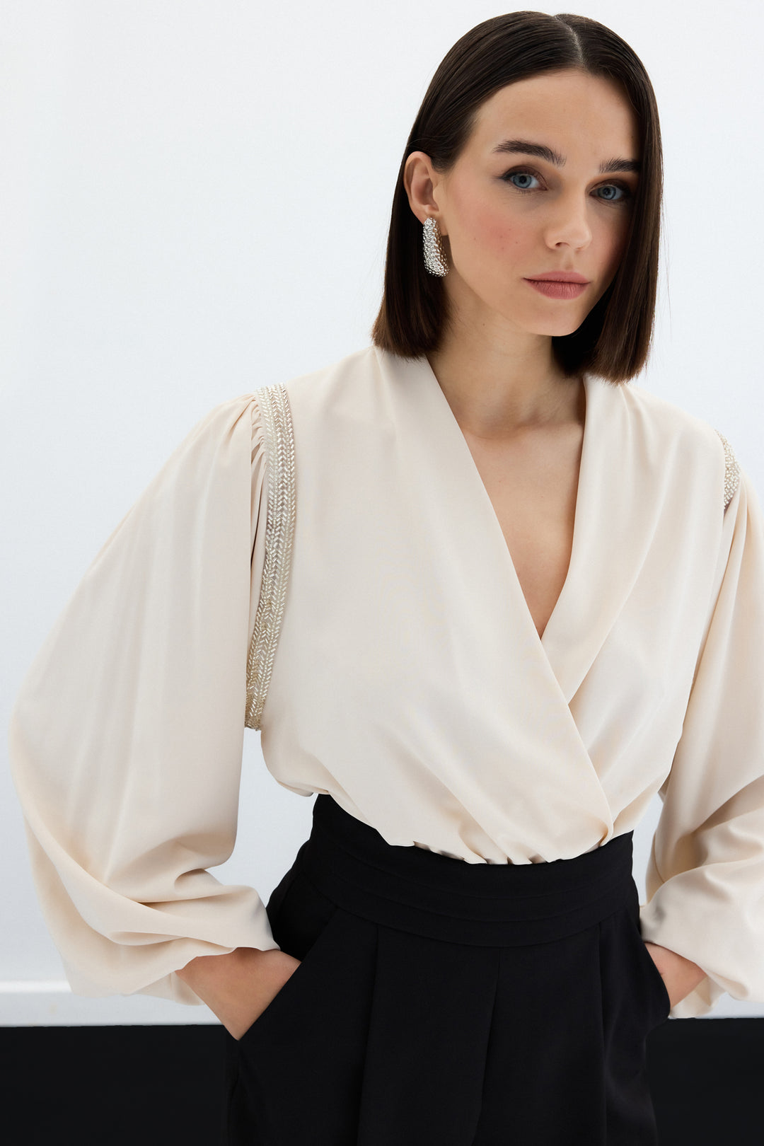 Sateen Blouse Bodysuit avec Détails Accessoires - Beige