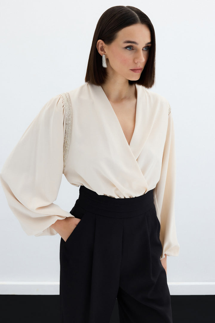 Sateen Blouse Bodysuit avec Détails Accessoires - Beige