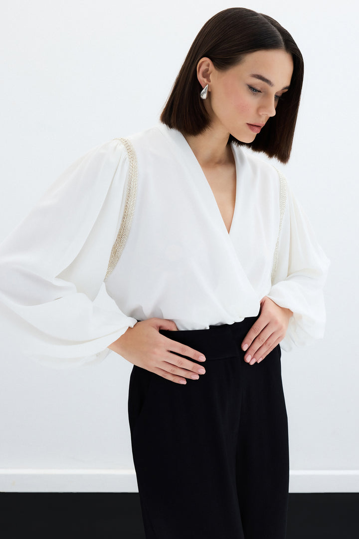 Sateen Blouse Bodysuit avec Détails Accessoires - Écru