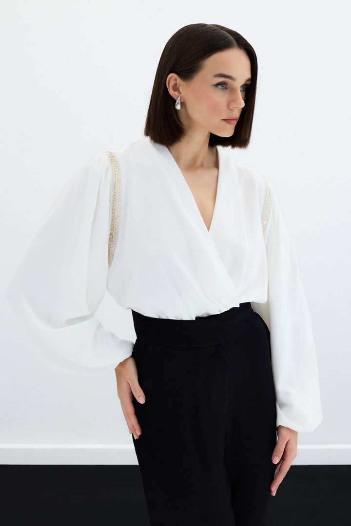 Sateen Blouse Bodysuit avec Détails Accessoires - Écru