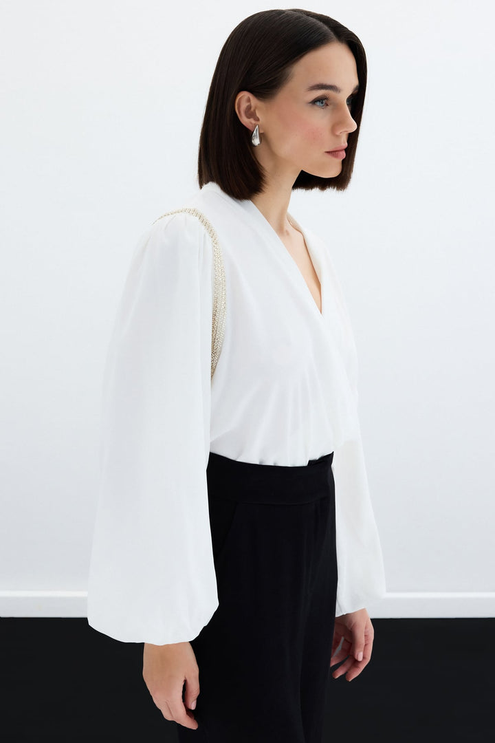 Sateen Blouse Bodysuit avec Détails Accessoires - Écru