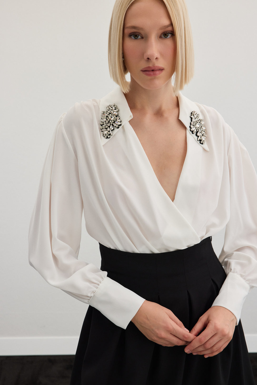 Sateen Blouse body avec détails d'accessoires - Écru