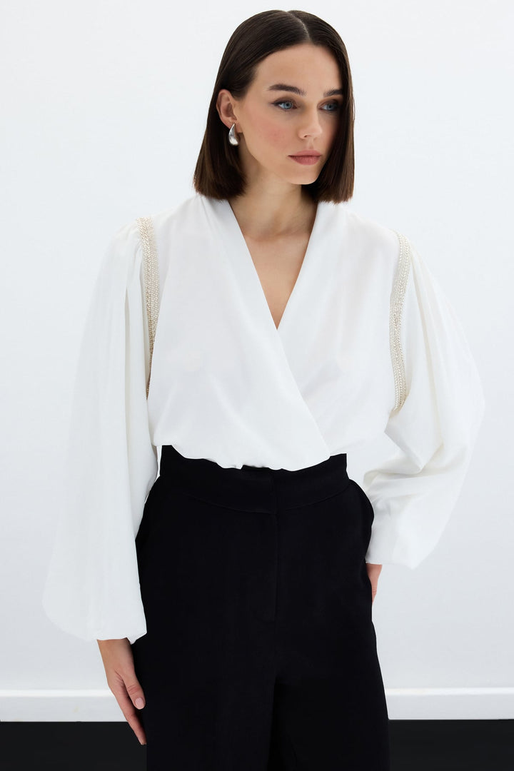 Sateen Blouse Bodysuit avec Détails Accessoires - Écru