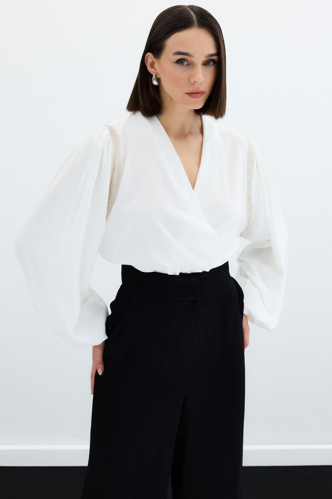 Sateen Blouse Bodysuit avec Détails Accessoires - Écru