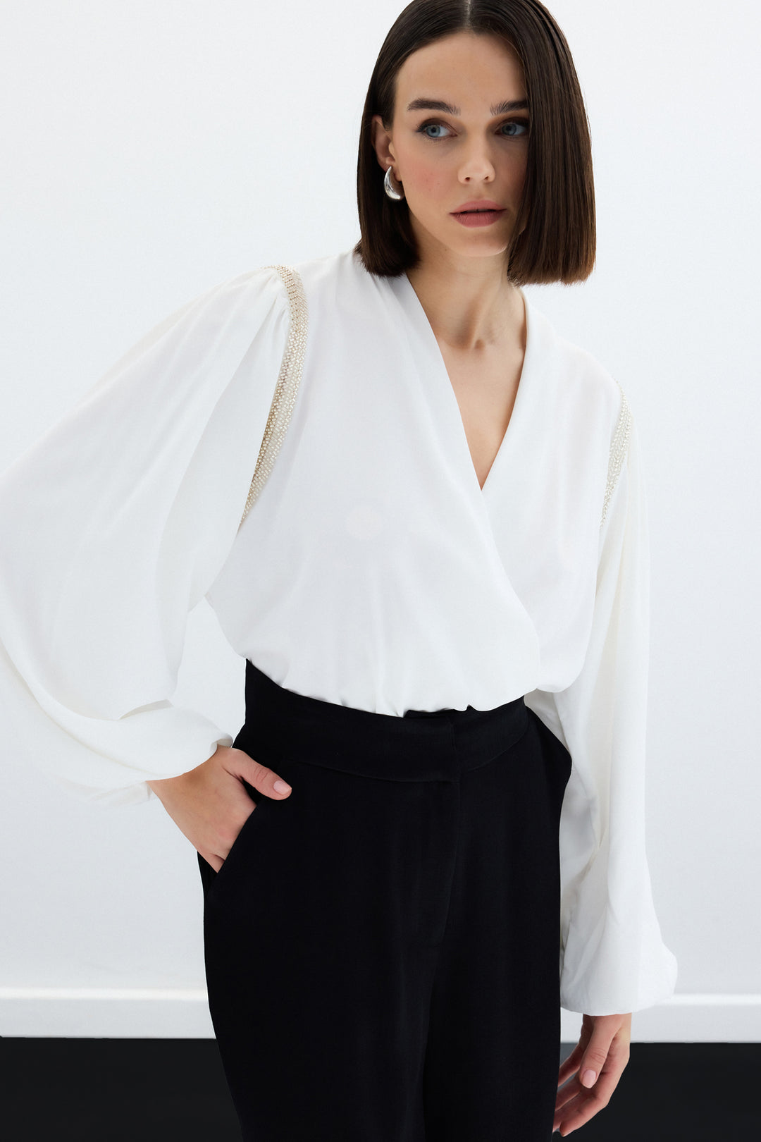Sateen Blouse Bodysuit avec Détails Accessoires - Écru