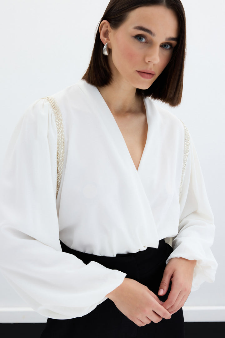 Sateen Blouse Bodysuit avec Détails Accessoires - Écru