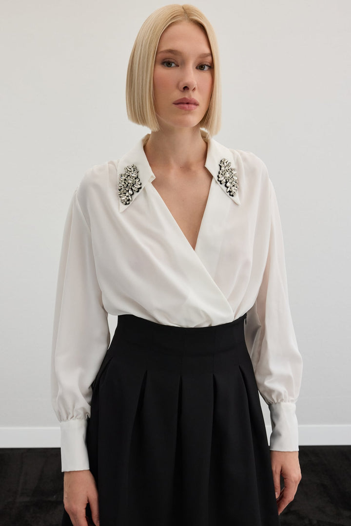 Sateen Blouse body avec détails d'accessoires - Écru