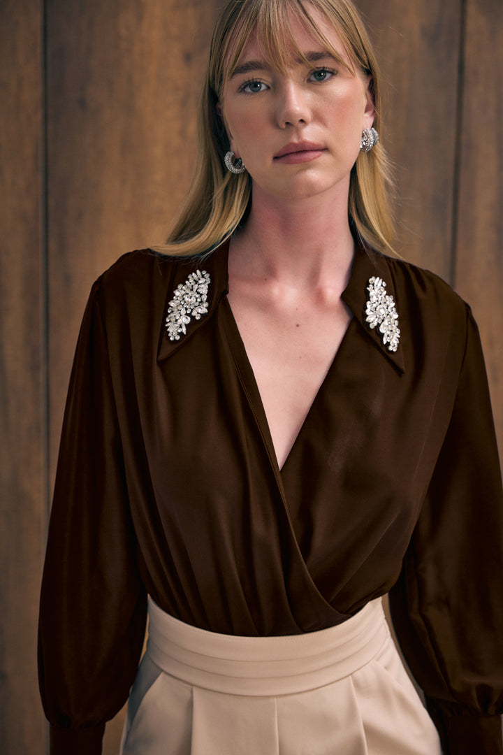 Sateen Blouse body avec détails d'accessoires - Marron