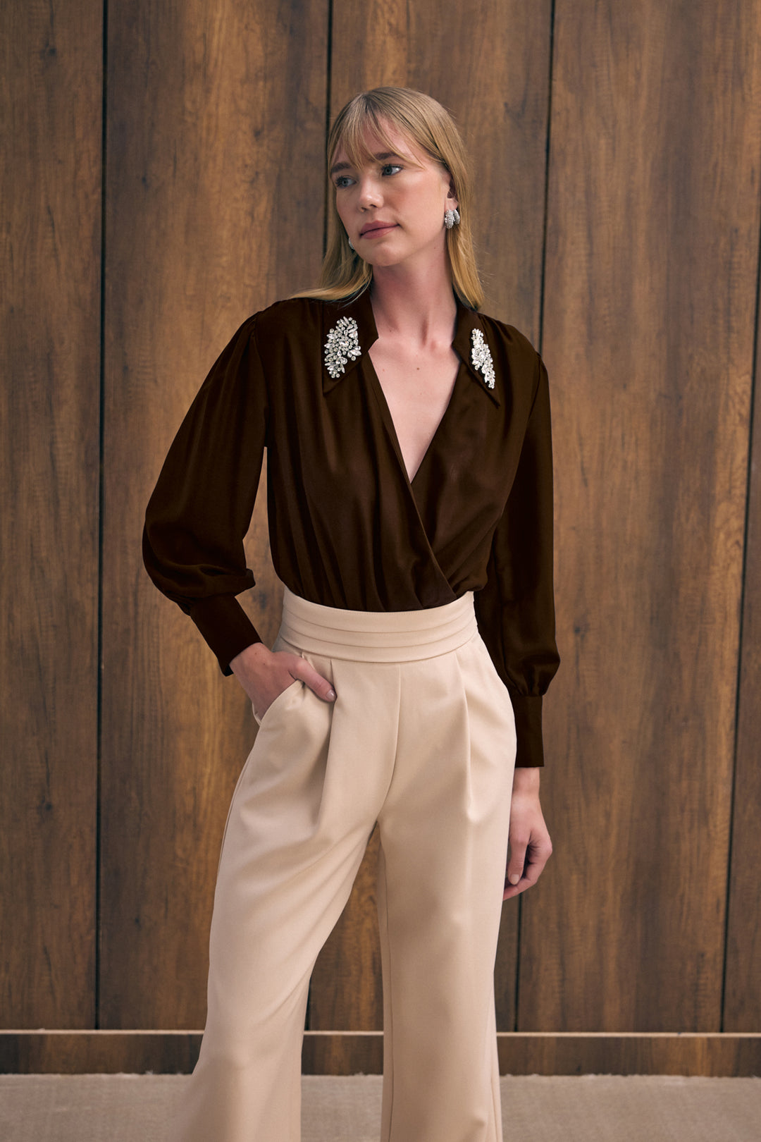 Sateen Blouse body avec détails d'accessoires - Marron