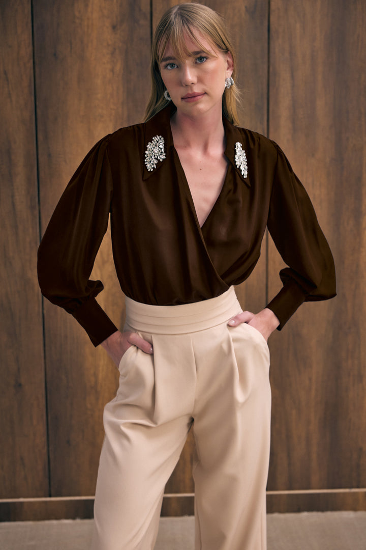 Sateen Blouse body avec détails d'accessoires - Marron