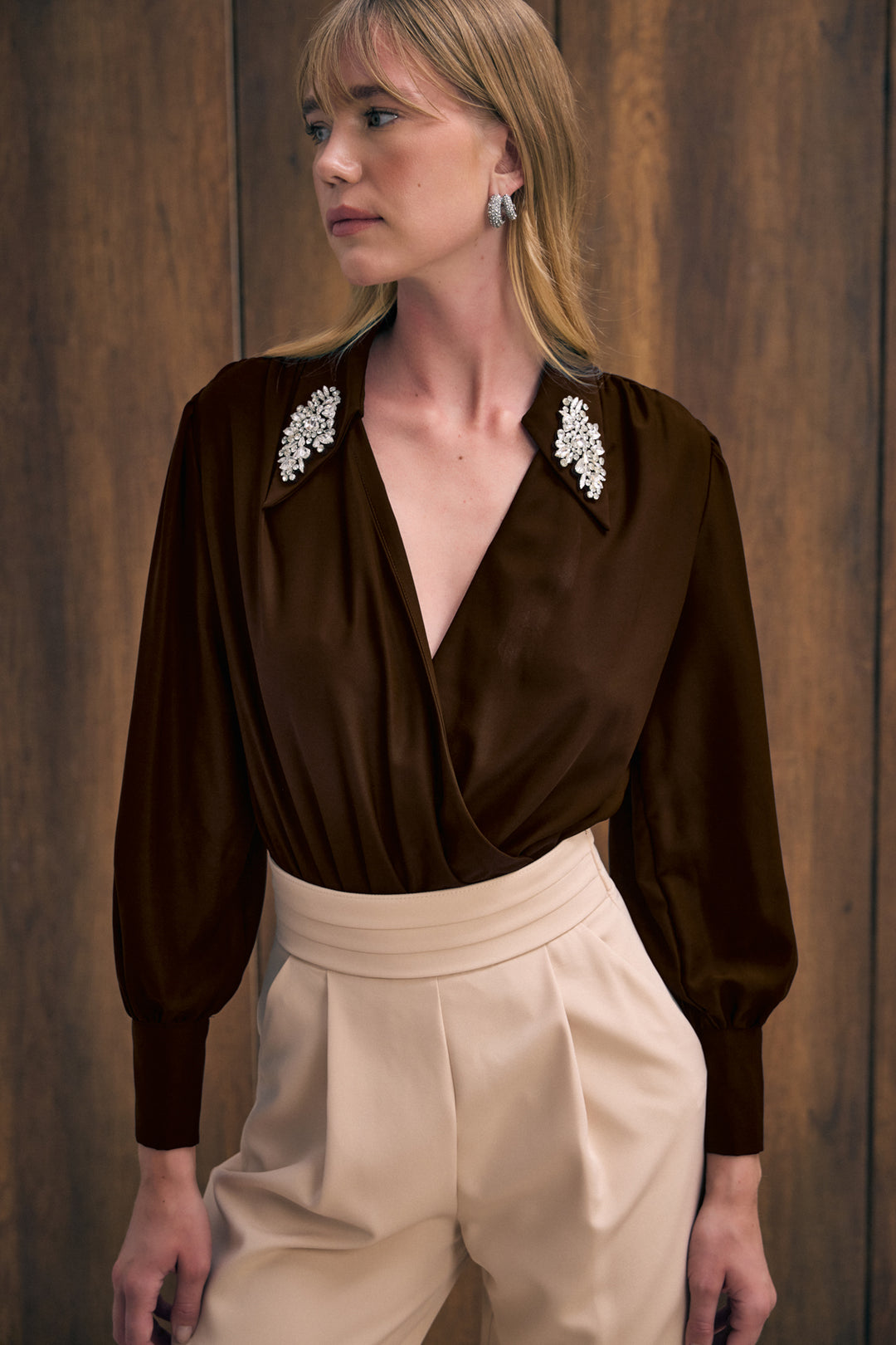 Sateen Blouse body avec détails d'accessoires - Marron