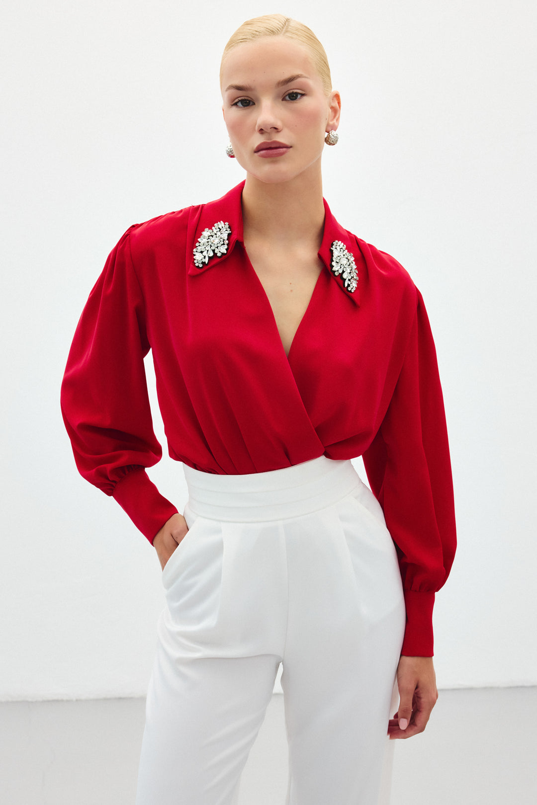 Sateen Blouse body avec détails d'accessoires - Rouge