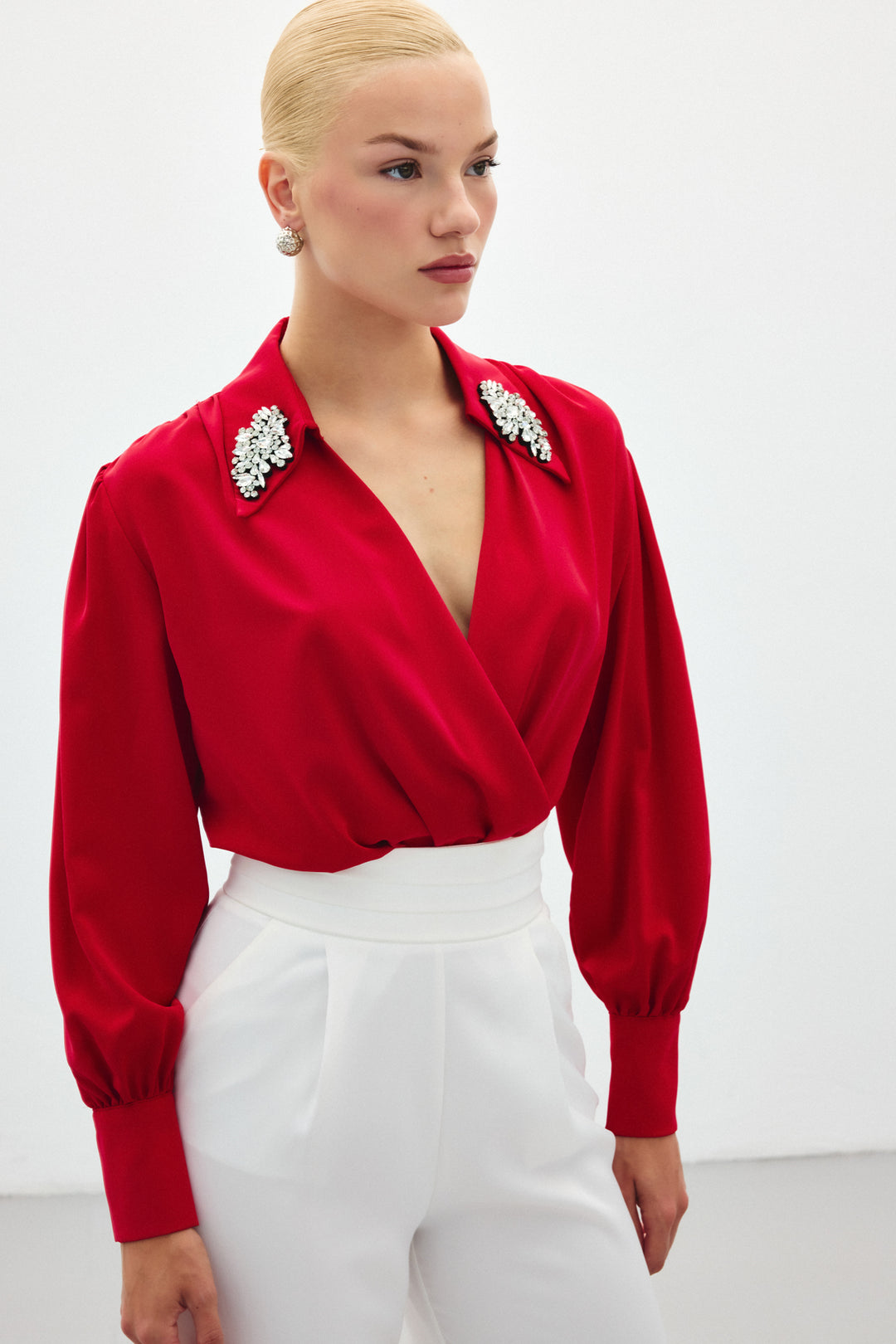 Sateen Blouse body avec détails d'accessoires - Rouge