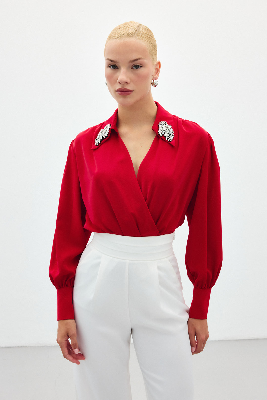 Sateen Blouse body avec détails d'accessoires - Rouge