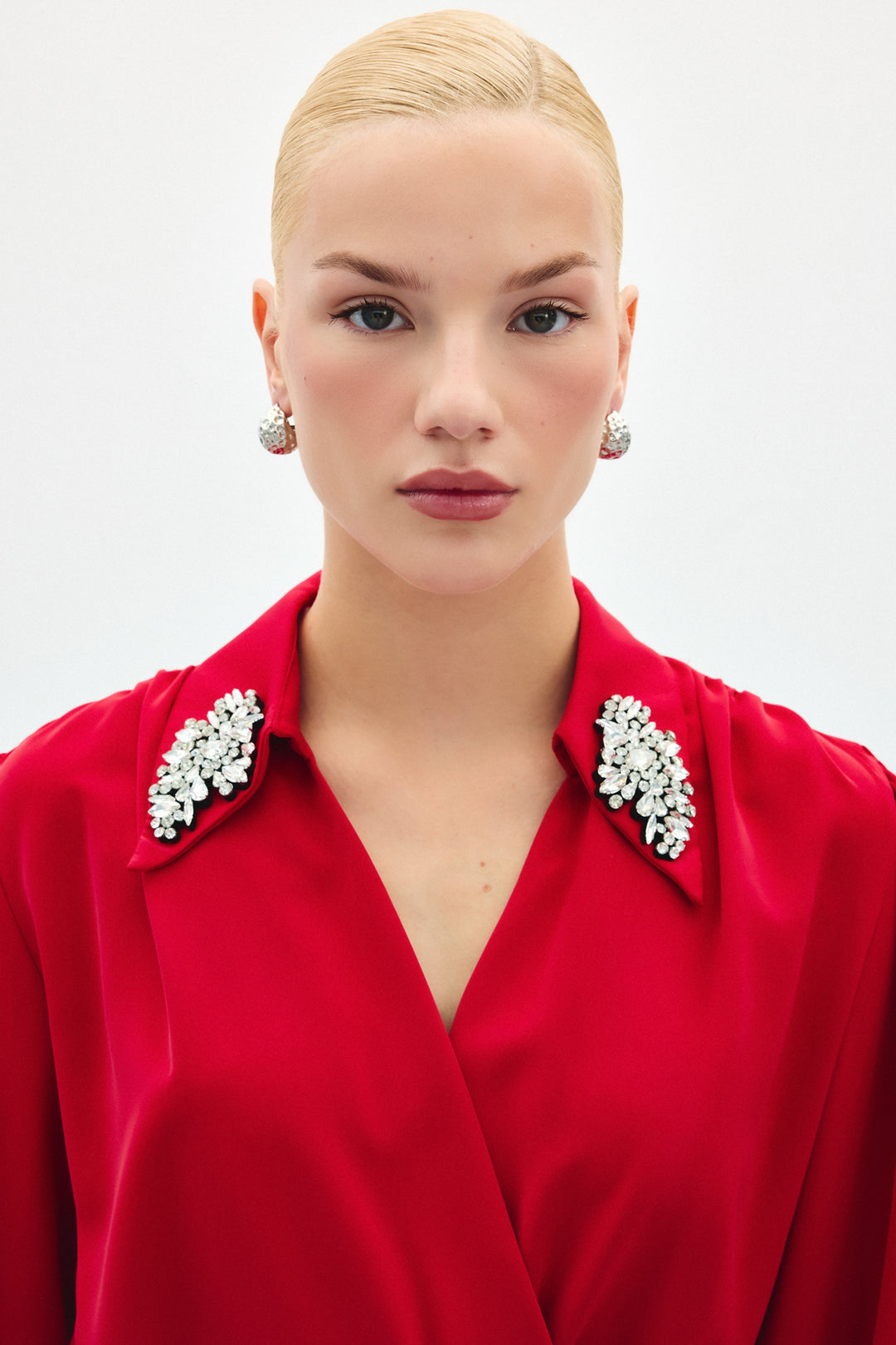 Sateen Blouse body avec détails d'accessoires - Rouge