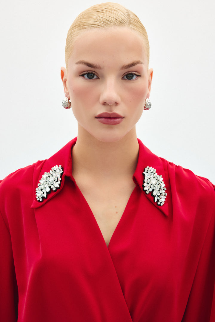 Sateen Blouse body avec détails d'accessoires - Rouge