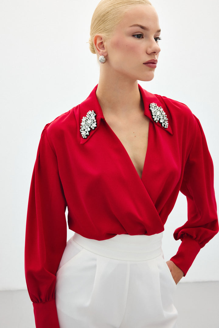 Sateen Blouse body avec détails d'accessoires - Rouge